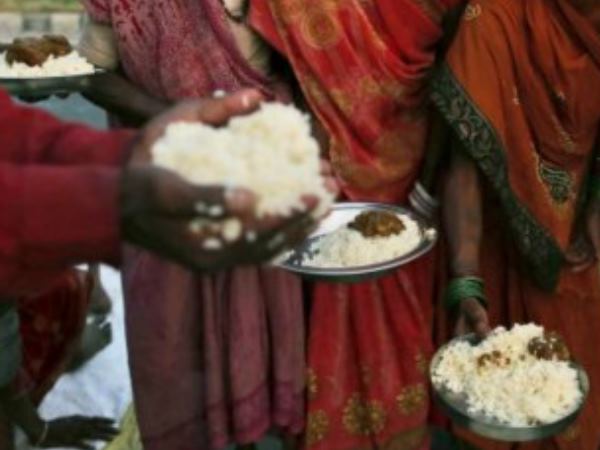 वृद्धा की मौत के बाद बेटे की बीडीओ ने की मदद