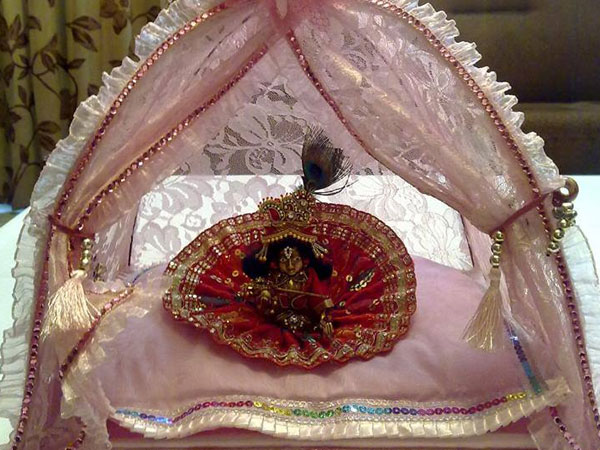 बाल गोपाल के नए कपड़े खरीदें बाल गोपाल के नए कपड़े खरीदें