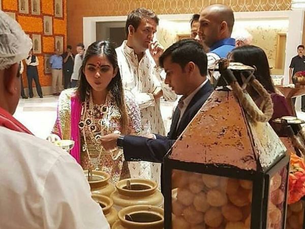 येल और स्टैनफॉर्ड से की है ईशा ने पढ़ाई