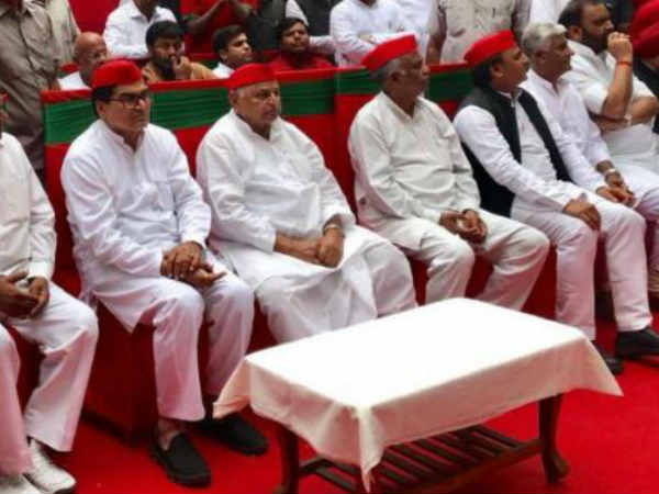 पिता के पैर छूकर फूले नहीं समाए अखिलेश, करने लगे भावुक बातें 