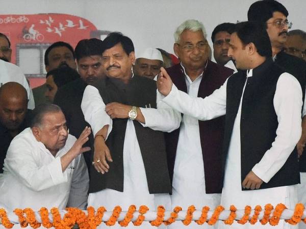 भतीजे पर भारी पड़ सकते हैं चाचा भतीजे पर भारी पड़ सकते हैं चाचा