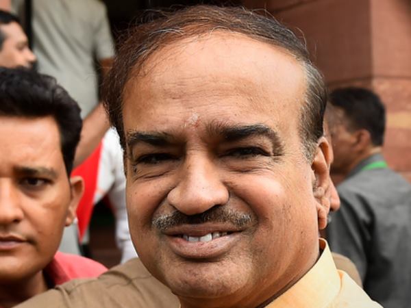 संसदीय मामलों के साथ-साथ संभाल रहे केमिकल और उर्वरक मंत्रालय