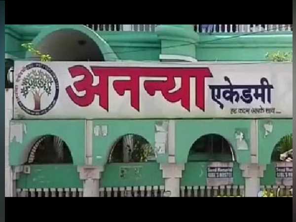bomb hurlded outside coaching centre in allahabad