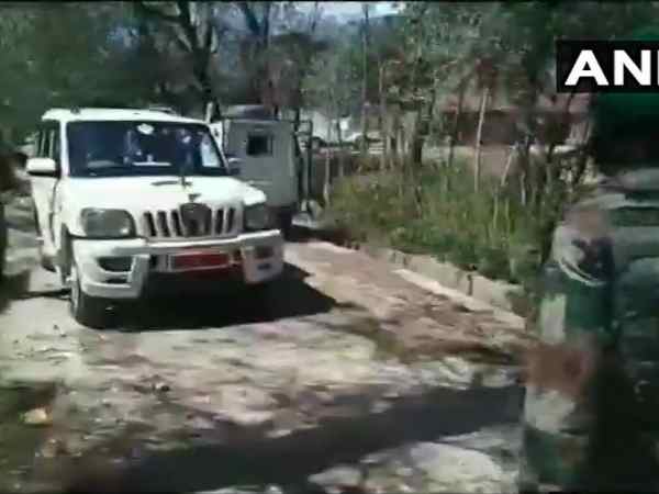 श्रीनगर। जम्मू-कश्मीर के बांदीपोरा जिले में सेना और आंतकियों के बीच मुठभेड़ हो रही है। गुरुवार दोपहर सेना ने आंतकियों के जंगल में छिपे आतंकियों के छुपे होने की सूचना पर ऑपरेशन शुरू किया। जिसके बाद दोनों ओर से गोलीबारी शुरू हो गई। एनकाउंटर में एक आतंकी के मारे जाने की सूचना है। बांदीपोरा के सुमलर में ये एनकाउंटर चल रहा है। इस बड़े अभियान में सेना के जवानों के साथ पुलिस और सीआरपीएफ की टीमें भी शामिल हुई हैं। सेना को गुरुवार सुबह बांदीपोरा के सुकबाबुन जंगलों में आतंकियों के होने की जानकारी मिली थी। इस पर सेना की 14 राष्ट्रीय राइफल्स, जम्मू-कश्मीर पुलिस के स्पेशल ऑपरेशन ग्रुप और केंद्रीय रिजर्व पुलिस बल के जवानों ने जंगलों की घेराबंदी कर तलाशी अभियान शुरू किया। जिसके बाद एनकाउंटर शुरू हुआ।