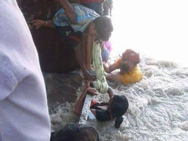 बच्चे तो बचाने में बह गई महिला बच्चे तो बचाने में बह गई महिला