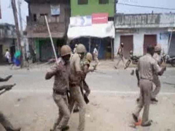 पांच लाख मुआवजा देने की मांग कर रहे थे प्रदर्शनकारी