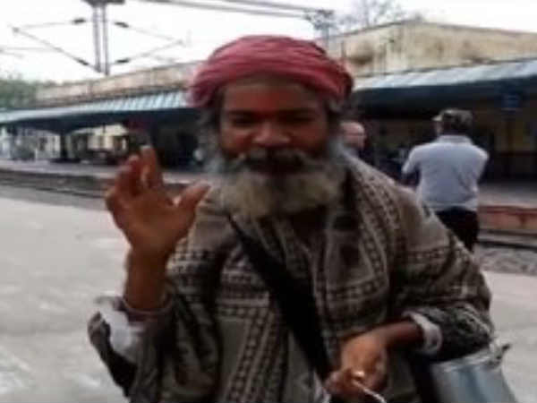 Viral Video:बेरोजगारी पर इंग्लिश में क्या बोल रहा है भिखारी, सुनें Viral Video:बेरोजगारी पर इंग्लिश में क्या बोल रहा है भिखारी, सुनें