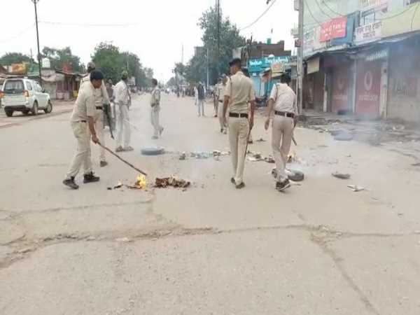 agitators in bhind throw stones on police vechile BJP mla son arrested