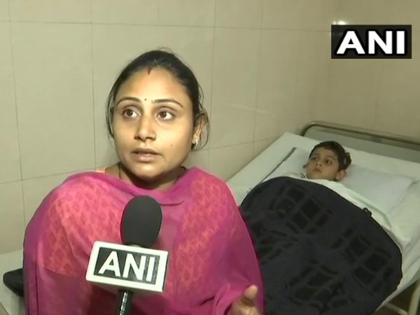 कुत्तों का हमला देख बेहोश हुई बच्चे की मां कुत्तों का हमला देख बेहोश हुई बच्चे की मां