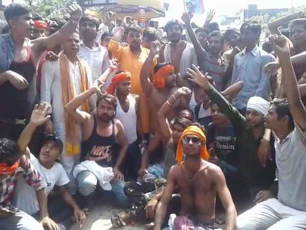 अर्थनग्न होकर किया प्रदर्शन