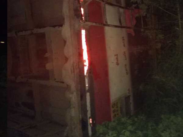 bus going from Palia to Delhi fell under the bridge, passengers were injured bus going from Palia to Delhi fell under the bridge, passengers were injured