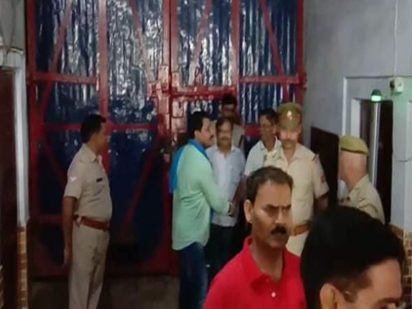 जेल से निकलते वक्त मिलाया हाथ जेल से निकलते वक्त मिलाया हाथ