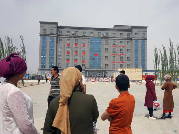 कंटीले तारों से घिरी बिल्डिंग्‍स में रखे गए उइगर 