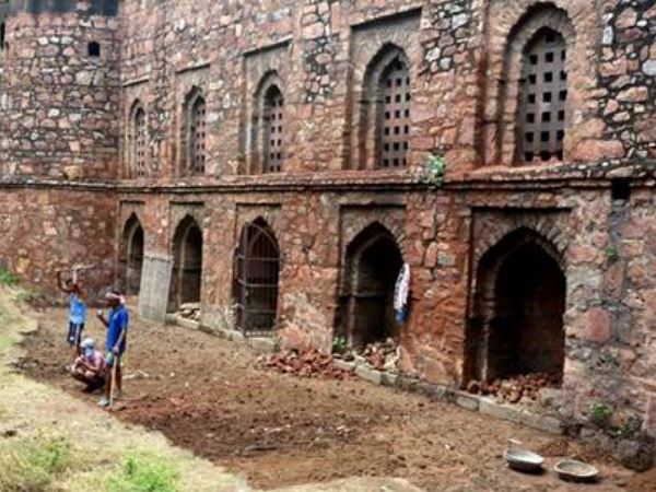 पुरातत्व टीम इन सिक्कों पर लिखी भाषा को पढ़ने और समझने की कोशिश कर रही है