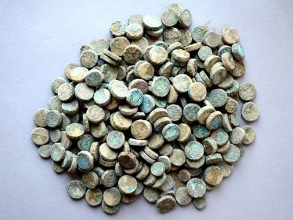 मस्जिद में मिले सिक्कों के मूल्य का आकलन किया जा रहा है