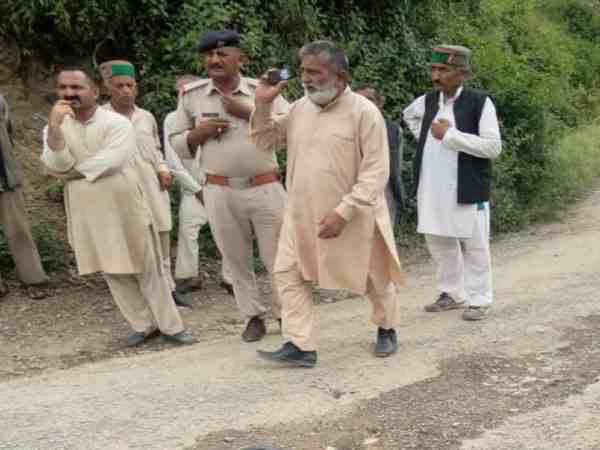 जांच की मांग पर अड़े एससी एसटी के लोग