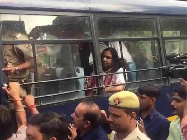 कौन हैं देवकीनंनदन ठाकुर