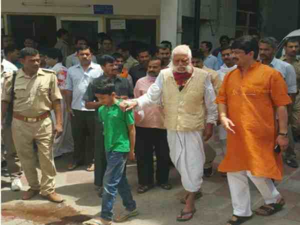 यूपी: भंडारा कराने को लेकर अड़े राजा भैया और उनके पिता को प्रशासन ने किया नजरबंद, घर बना छावनी