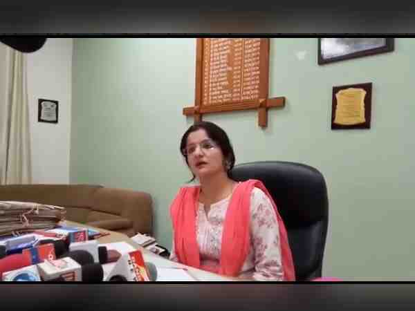 SDM and tehsildar caught in hotel in offensive condition with girls