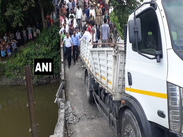 west bengal: canal bridge in Siliguris Phansidewa collapsed, one person injured