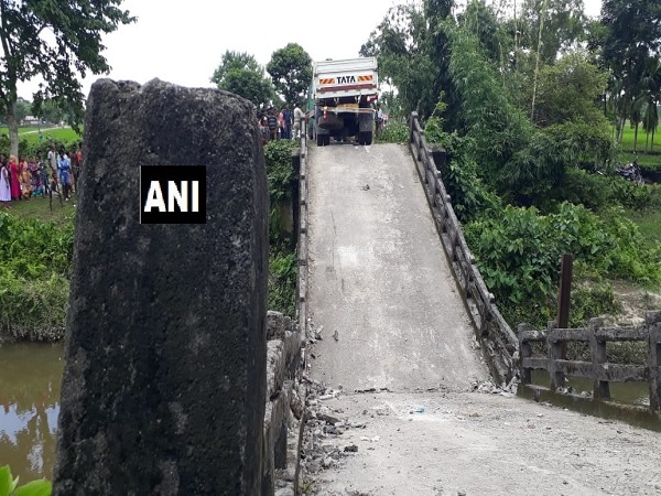 west bengal: canal bridge in Siliguris Phansidewa collapsed, one person injured