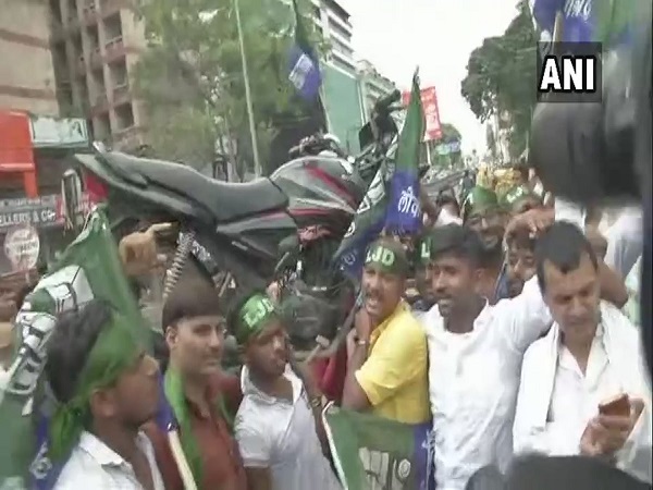 'पीएम मोदी कुछ नहीं बोलते हैं'
