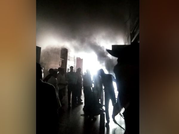 शॉर्ट सर्किट से चिंगारी भड़की और लगी आग
