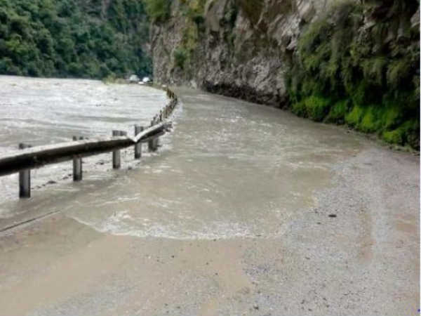 हिमाचल प्रदेश: कुल्लू में भारी बारिश से बाढ़ जैसे हालात, दिक्कत में लोग हिमाचल प्रदेश: कुल्लू में भारी बारिश से बाढ़ जैसे हालात, दिक्कत में लोग