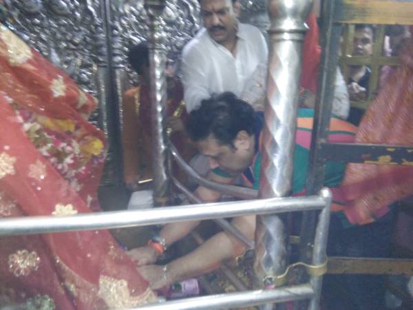 अन्य स्टार को मां के मंदिर में हाजिरी लगाने की कही बात अन्य स्टार को मां के मंदिर में हाजिरी लगाने की कही बात