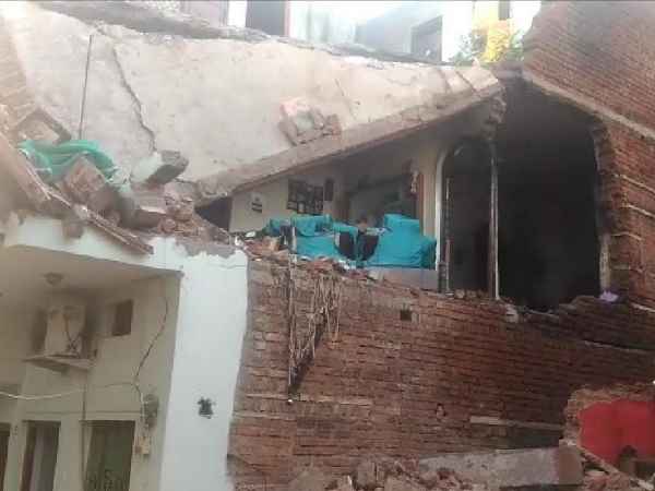 Four people dead in wall collapse due to refrigerator compressor blast in Gwalior Four people dead in wall collapse due to refrigerator compressor blast in Gwalior