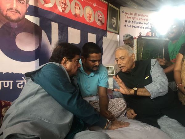 12 दिन से अनिश्चितकालीन भूख हड़ताल पर हार्दिक 12 दिन से अनिश्चितकालीन भूख हड़ताल पर हार्दिक