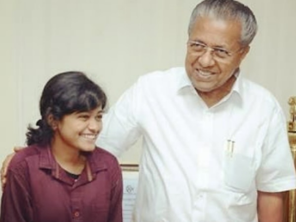 बाढ़ पीड़ितों को दी अपनी कमाई