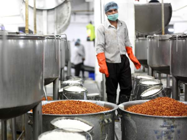 अन्नामृता की सहायता कर बच्चों तक खाना पहुंचाएं 