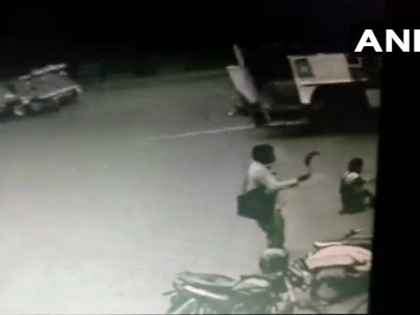 आरोपी पिता ने मिलने के लिए बुलाया, फिर किया हमला आरोपी पिता ने मिलने के लिए बुलाया, फिर किया हमला