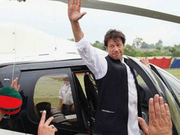 खुद हेलीकॉप्‍टर से सफर कर रहे हैं पीएम खान