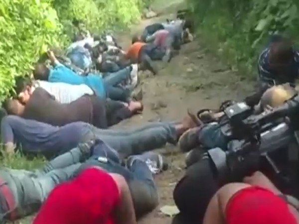 मुठभेड़ के दौरान जब जमीन पर लेटे नजर आए पत्रकार और आम लोग