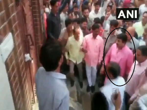 सीलबंद घर का ताला तोड़ने का वीडियो हुआ था वायरल