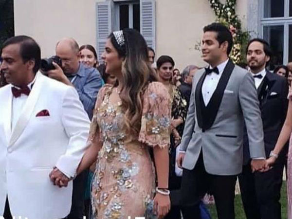 जन्नत जैसी जगह पर हुई ईशा की सगाई, देखें अनदेखी तस्वीरें जन्नत जैसी जगह पर हुई ईशा की सगाई, देखें अनदेखी तस्वीरें