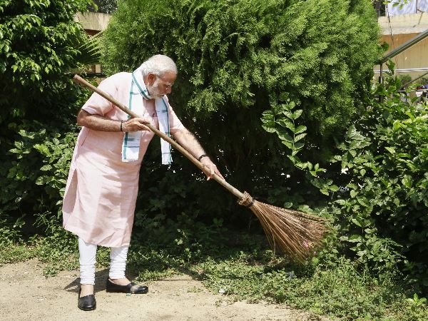 पीएम मोदी के काफिले को निकालने के लिए पुलिस प्रशासन को आना पड़ा