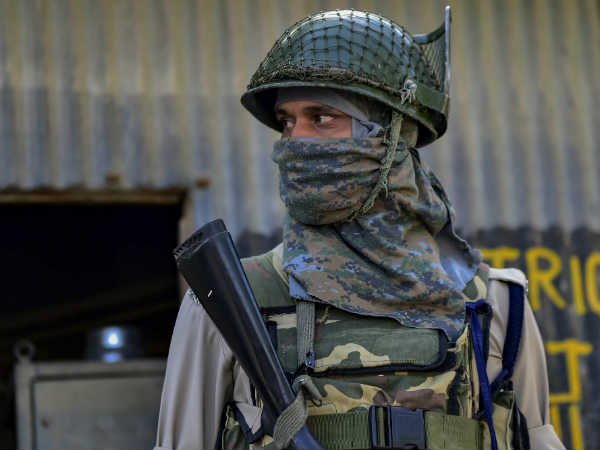 हिजबुल कमांडर के पिता को लिया गया हिरासत में 