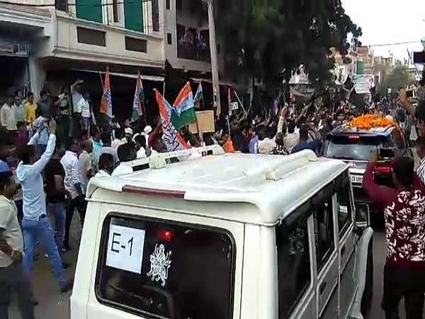 black flags, bangles and mud thrown at Kamalnath car in morena