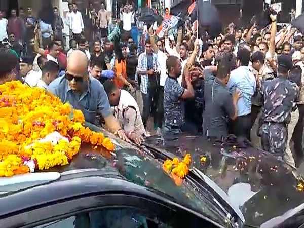 black flags, bangles and mud thrown at Kamalnath car in morena