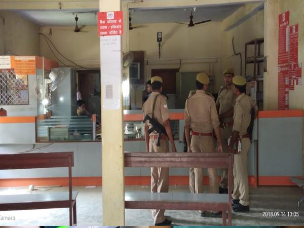 मैनेजर कैशियर को बनाया बंधक