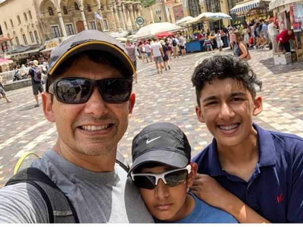 डॉ. श्रीराम नेने और बेटे रेयान के साथ माधुरी डॉ. श्रीराम नेने और बेटे रेयान के साथ माधुरी