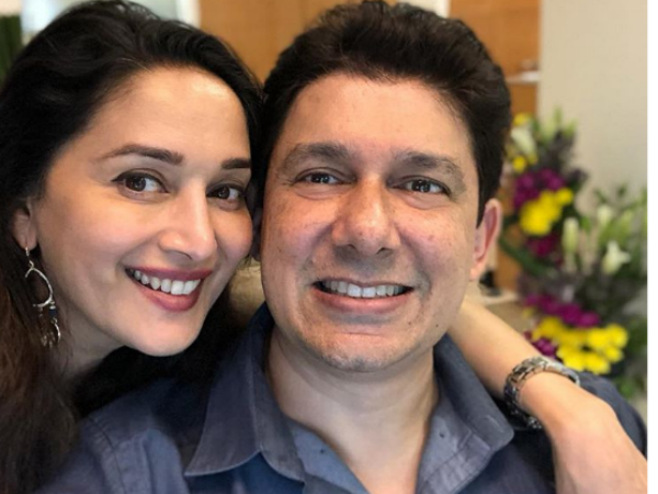 माधुरी की तस्वीरें सोशल मीडिया पर वायरल माधुरी की तस्वीरें सोशल मीडिया पर वायरल