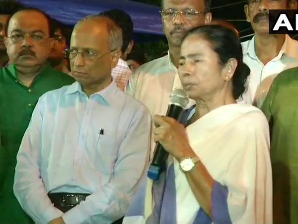 West Bengal CM Mamata Banerjee announce 5 lakh compensation for person died in Majerhat Bridge Collapse West Bengal CM Mamata Banerjee announce 5 lakh compensation for person died in Majerhat Bridge Collapse