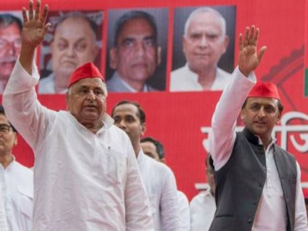 बेटे अखिलेश के साथ संबंध