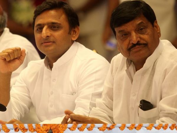  किसके पाले में खड़े हैं मुलायम सिंह 