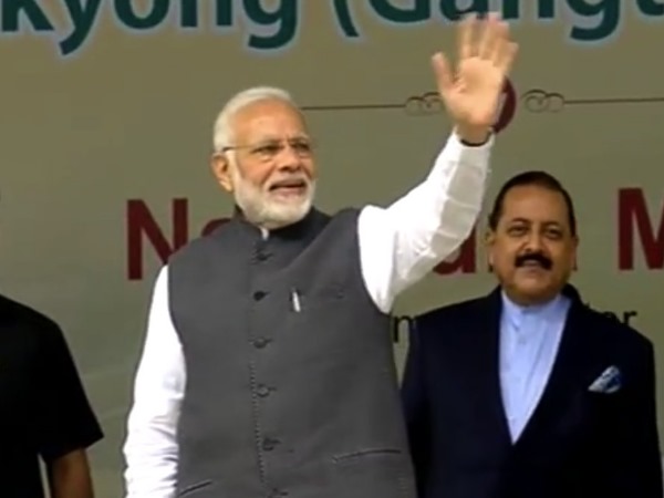 65 में बने 65, हमने चार साल में बनाएं 35 एयरपोर्ट: PM मोदी