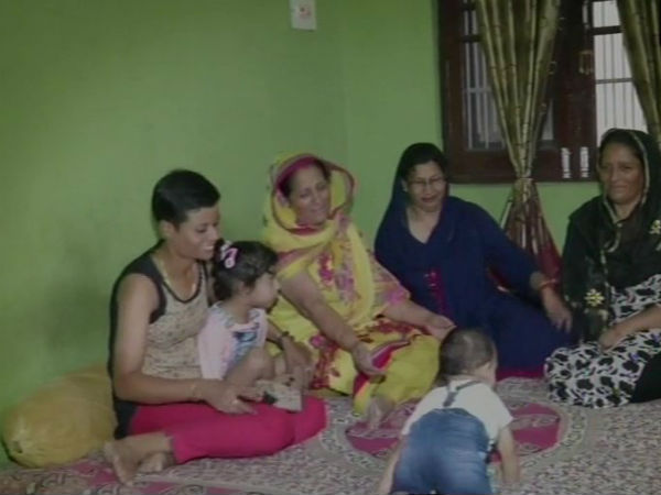 बहन की सफलता से खुश हैं भाई 